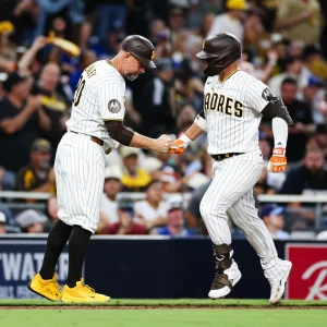 France conecta el jonrón del triunfo para que los Padres igualen la serie con Toronto