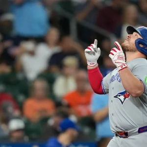 Jonrón de Kirk durante la victoria de los Blue Jays en Houston