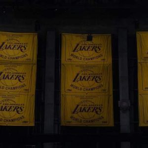 El dueño de los Dodgers vende a los Lakers