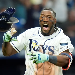 Otro jonrón a Mason Miller exige extra innings y los Rays barren a los Padres