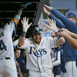 Dos jonrones de Jonathan Aranda y los Rays barren a los Astros