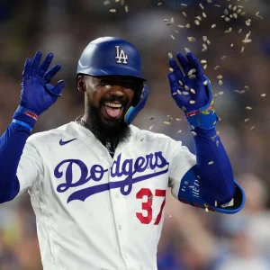 Jonrón de Teoscar alarga buen paso de los Dodgers; abren serie venciendo a los Rojos