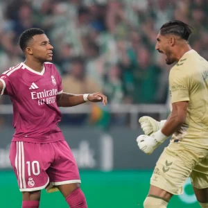 Mbappé falló un penal, el Madrid de Mourinho falló muchas, y el Betis le propina su primera derrota