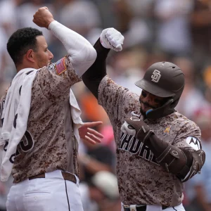 Tres jonrones para iniciar el juego decidieron la serie a favor de los Padres ante los Yankees
