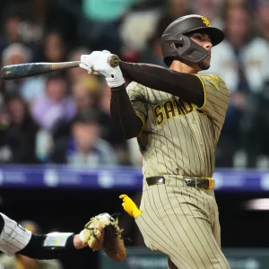 Ethan Salas, catcher novato de los Padres, hace historia con sus dos jonrones