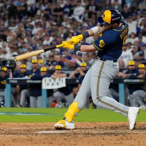 Los Dodgers a punto de ser barridos; Milwaukee a un triunfo de la Serie Mundial