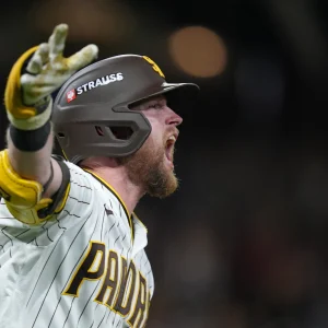 Los Padres se acercan en la serie ante los Brewers
